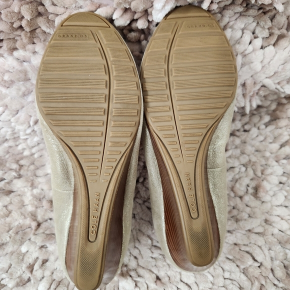 Cole Haan Tali Grand.OS Bow Wedge, Color: Cream/Gold, Size: 8 - Picture 9 of 11
